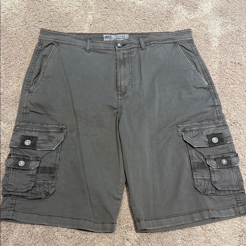 BKE Athletic Fit cargo shorts! Lightweight from buckle ! Size 36